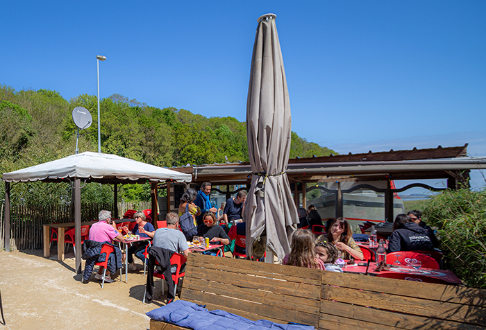 Terras van restaurant La Cabane, naast camping 4 Vaulx in Saint-Cast-le-Guildo