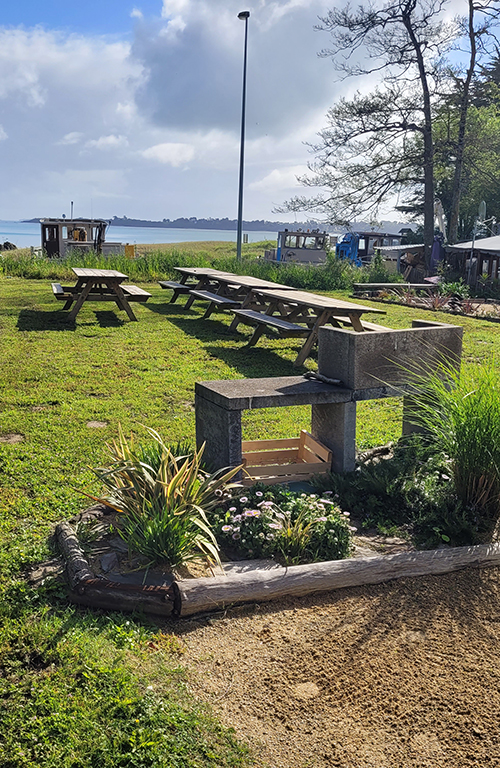 picknicktafel met uitzicht op zee